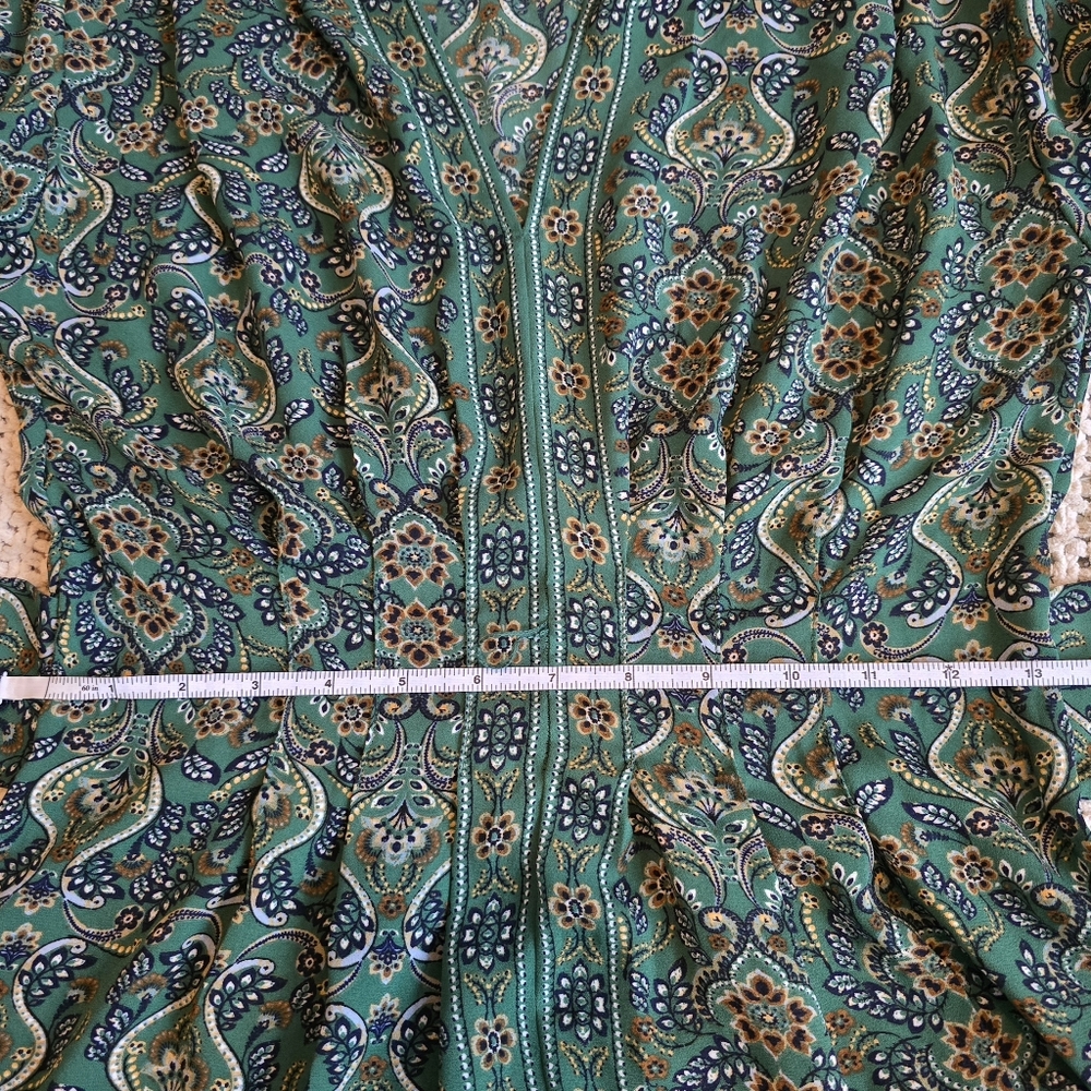 Max Studio | Medium | Green Paisley Clinched Tie Waisted Top - Picture 12 of 13